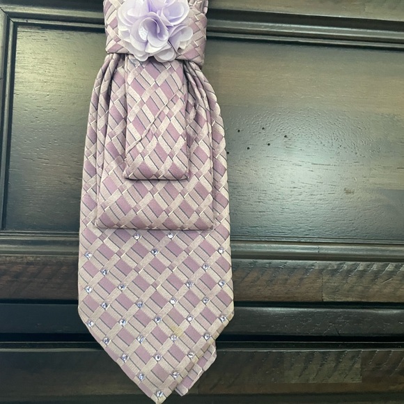 *NEW* Ladies Custom Design Neck-ties! Bedazzled with a bow. Colors vary. - Picture 6 of 9